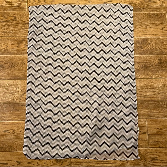Sheer black and grey chevron scarf - Picture 2 of 3